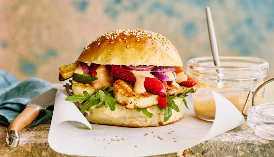 Special Breakfast: Vegetarian Halloumi & Coleslaw Burger